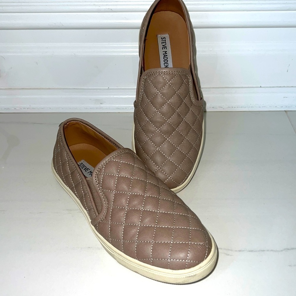 Tan Steve Madden Fashion Slip Ons with Quilted Pattern Size 8.5 - Picture 2 of 6